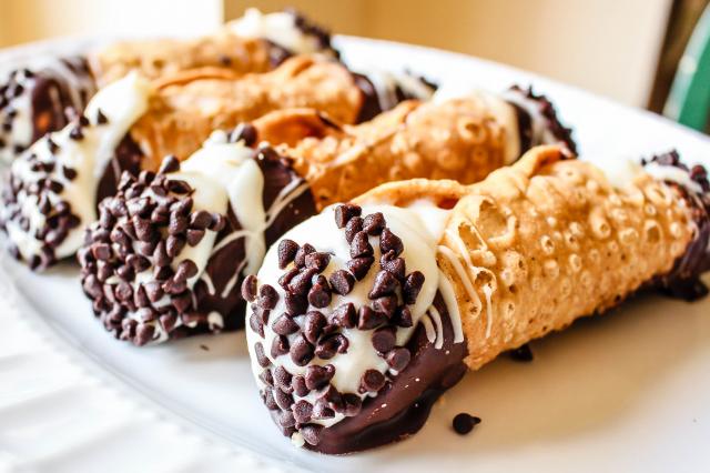 Leite condensado, creme de leite, chocolate branco, gotas de chocolate e massa de pastel: qual a chance de alguém não gostar desse cannoli caseiro? É a sobremesa oficial aos sábados aqui em casa!