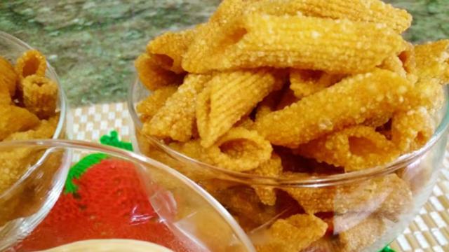 Torresmo de macarrão à pururuca é a receita perfeita para fazer um petisco rápido quando os amigos aparecem em casa