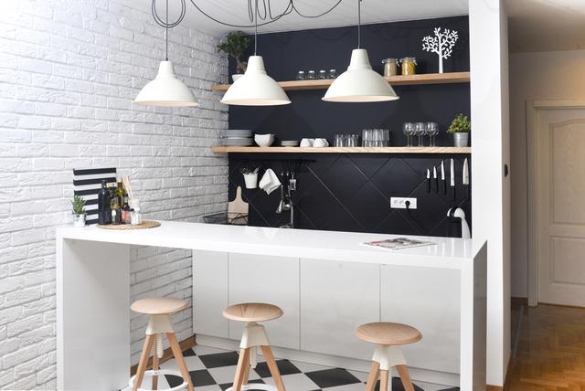 O bar americano é multifuncional e ocupam bem menos espaço que uma mesa de jantar tradicional. (créditos: Shutterstock)