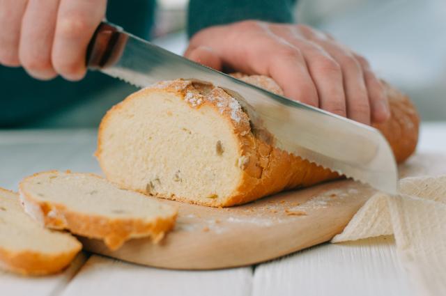 Faca de pão é essencial em qualquer cozinha (Foto: Shutterstock)