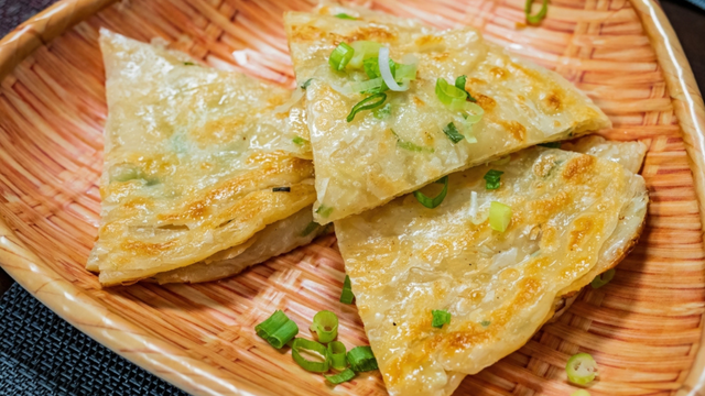 Nem pão, nem omelete: agora só como essa panquequinha salgada que aprendi com a minha vizinha indiana no café da manhã