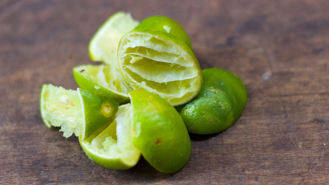 Estão enterrando cascas de limão no quintal e aqui está o motivo pelo qual você deve fazer a mesma coisa