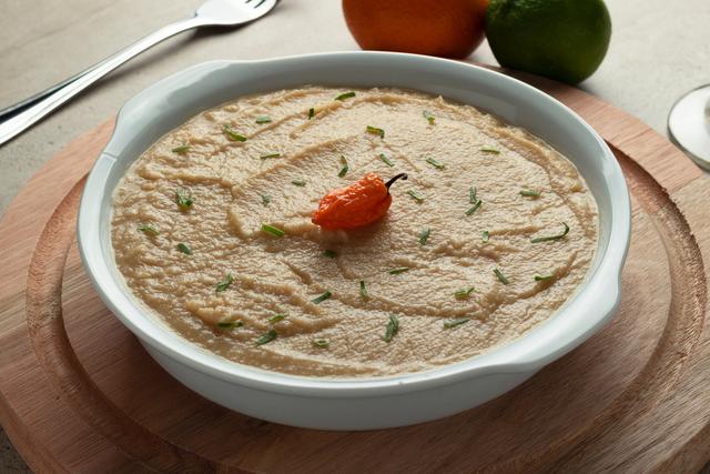 Aprendi a fazer homus clássico com essa chef que morou no Egito: o segredo está em adicionar um ingrediente simples no cozimento do grão-de-bico