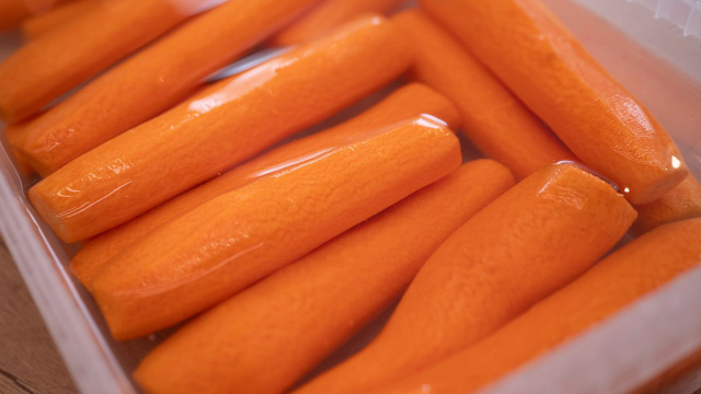 Guarde as cenouras descascadas em um pote com água gelada para elas se manterem crocantes por mais tempo (Créditos: Shutterstock)