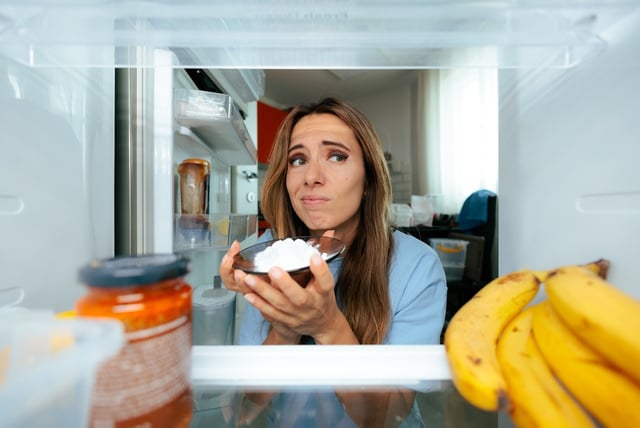 Colocar 1 xícara de bicarbonato na geladeira: TudoGostoso explica por que o recipiente raso ajuda a eliminar odores
