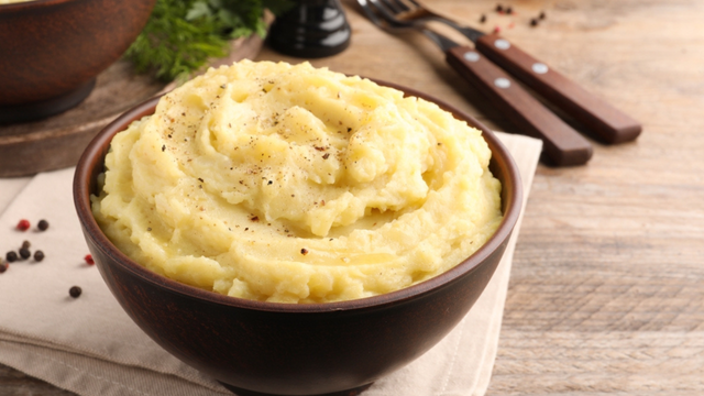 Esqueça tudo o que você sabe sobre purê de batata: o truque dos chefs franceses deixa o prato ainda mais cremoso