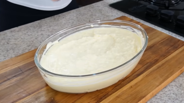Creme de coco dá a base perfeita para a sobremesa olho de sogra na travessa. (créditos: reprodução/Youtube Carla Tataro)