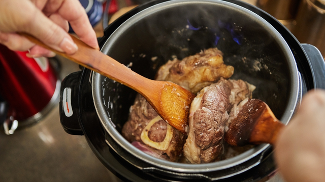 Bife na frigideira ficou para trás: aprendi no TudoGostoso a receita na panela de pressão que fica pronta em poucos minutos e a carne fica macia
