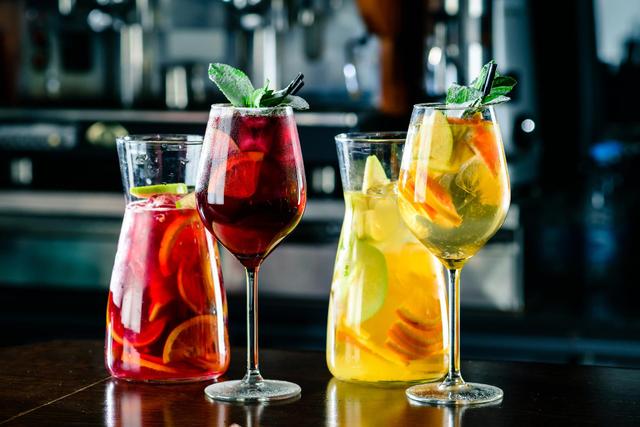 Quem disse que vinho só no inverno? Eu te provo que dá para fazer drinks refrescantes com vinho com essas receitas deliciosas!