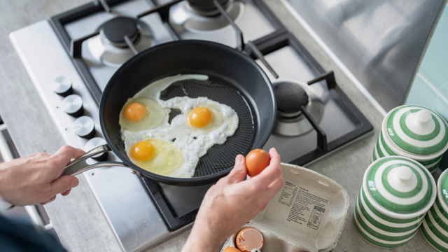 Sempre que eu preparava ovos mexidos era uma guerra com a frigideira: ficava tudo grudado! Mas esse truque solucionou os problemas