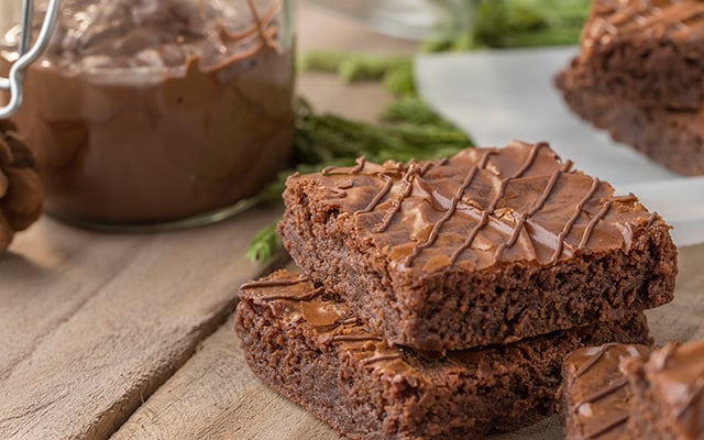 Nem forno, nem airfryer: é assim que eu faço brownie de Nutella sem sujar a louça, já anota a receita!