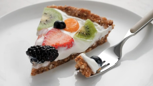 Iogurte grego deixa o recheio cremoso e combina perfeitamente com frutas frescas. (créditos: reprodução/Youtube)