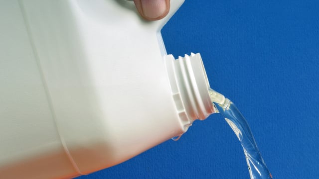 Água sanitária e cloro parecem iguais, mas não são: essas são as diferenças e como usar cada um