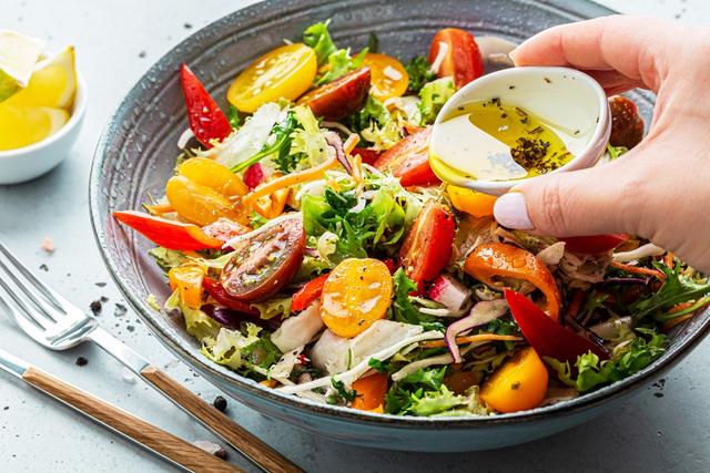 Salada de legumes para uma ceia de Natal saudável e nutritiva. (créditos: Shutterstock) 