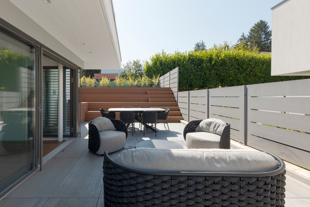 Móveis para ambientes externos que vão deixar seu jardim com cara de espaço gourmet gastando pouco