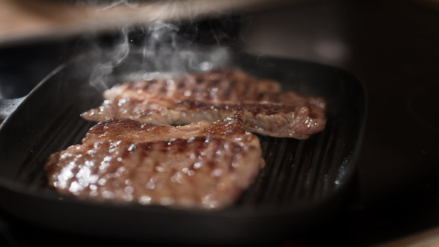 Nem cerveja, nem bicarbonato: o ingrediente para deixar o bife macio e muito suculento é inusitado