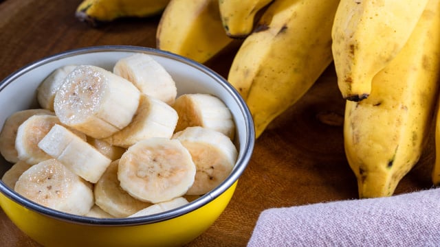 As bananas ficam frescas por semanas e não escurecem se forem guardadas junto com um utensílio doméstico simples