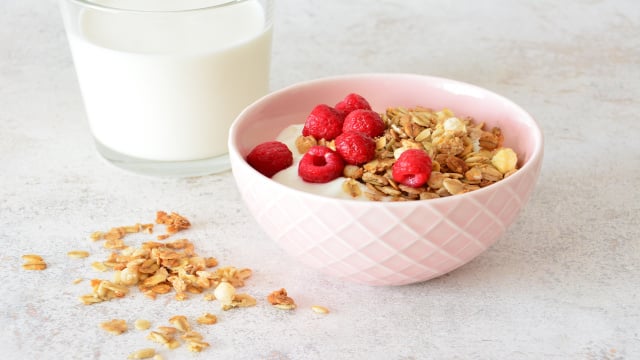  Pequenos ajustes no prato matinal ajudam a evitar a fome antes da hora do almoço. (Foto: Shutterstock)