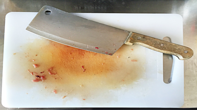 Como limpar uma tábua de corte de plástico para que fique impecável e sem manchas