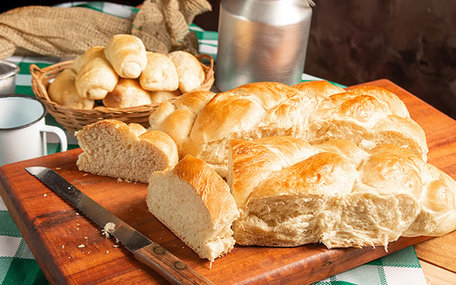 Domingo é dia de descansar, por isso este pão de micro-ondas do TudoGostoso que fica pronto em minutos é perfeito!