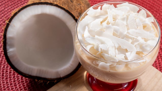 Nem limão, nem maracujá: essa mousse cremosa de coco só leva 5 ingredientes e derrete na boca