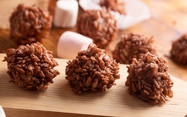 Levei minhas trufas cremosas e crocantes para vender na faculdade e agora todos os meus colegas estão viciados!