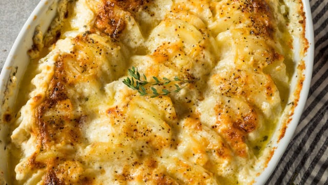 Aprenda como fazer batatas com crosta de queijo, bem cremosas por dentro e gratinadas por fora em um preparo simples