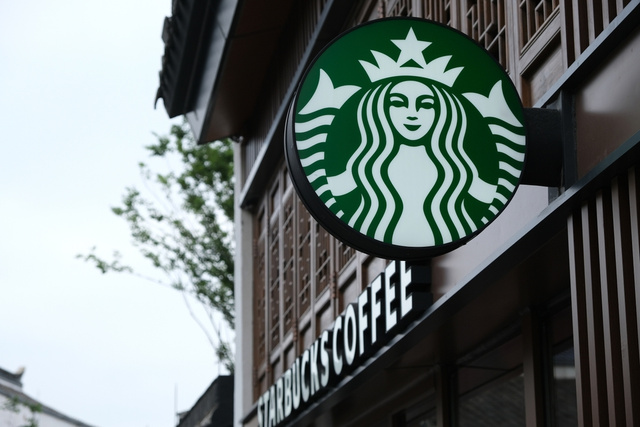 Starbucks fecha 500 lojas e demite 900 funcionários após 6 trimestres seguidos de queda nas vendas
