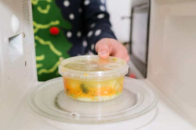 Pode reaquecer a mesma comida mais de uma vez? Descubra qual é o limite seguro para esquentar as sobras