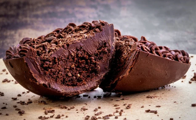 Ovo de Páscoa da Matilda: com camadas de bolo de chocolate no recheio, ninguém vai conseguir resistir essa receita!