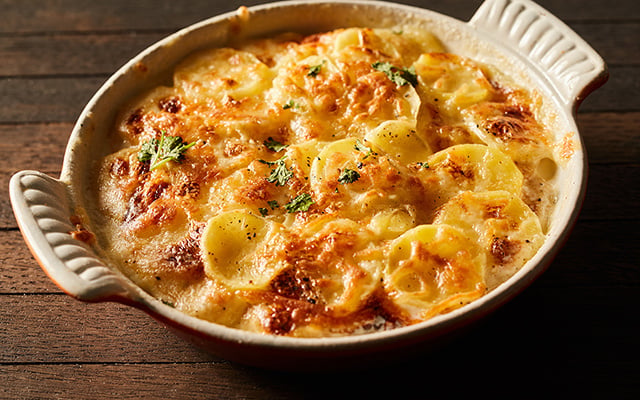 Extremamente cremosa e cheia de sabor: aprenda a fazer batata gratinada com alho no TudoGostoso