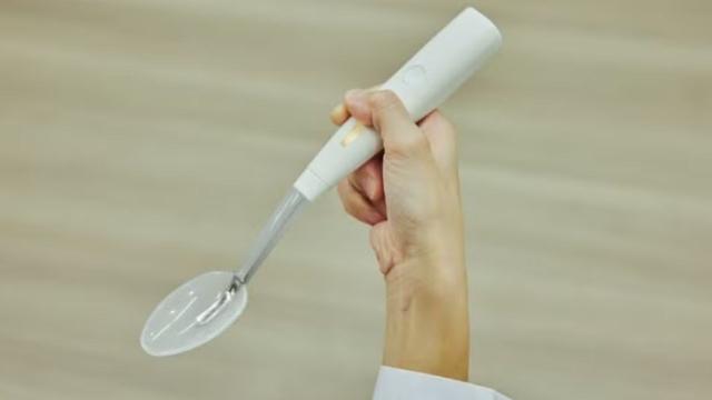 Colher elétrica japonesa promete realçar sabor de comidas salgadas sem precisar usar sal para isso (Créditos: Divulgação/Kirin)