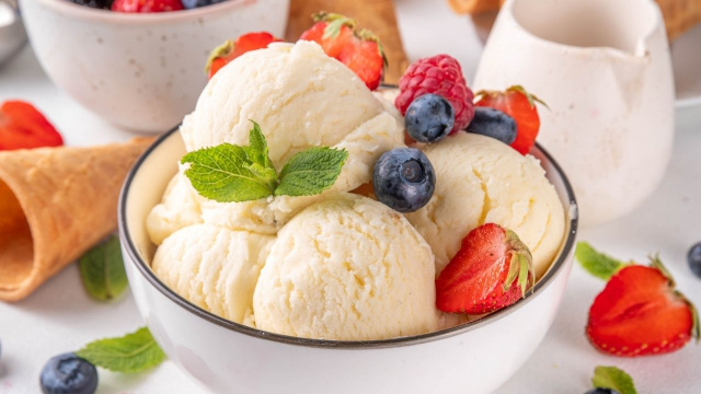 Sorvete caseiro de creme com morangos, mirtilos e folha de hortelã em tigela (Créditos: Shutterstock)