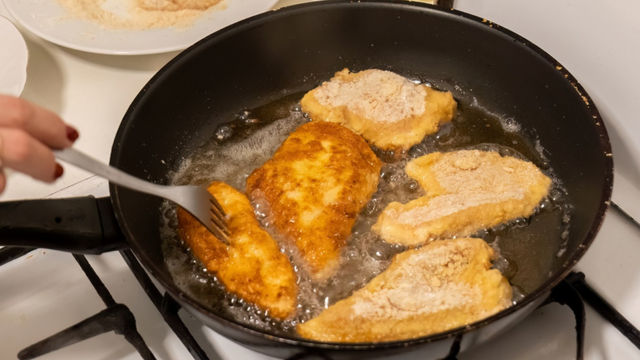 Antes de fritar, faça isso: dica fácil impede que o óleo espirre com um detalhe que faz toda a diferença