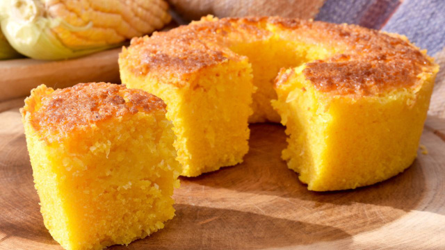 Com um pacote de farinha de milho e ingredientes básicos você faz esse bolo de milharina simples e fofinho de liquidificador