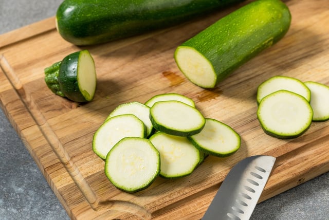 Abobrinha de forno recheada fácil: aprenda o truque definitivo para o vegetal não ficar mole e no ponto certo
