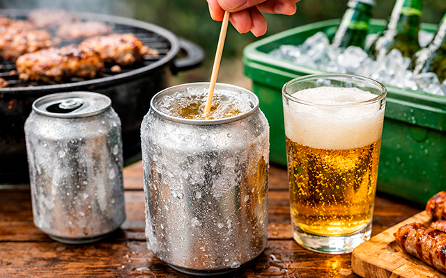 Parece mágica, mas é física: o truque do palito que salva a cerveja congelada em segundos