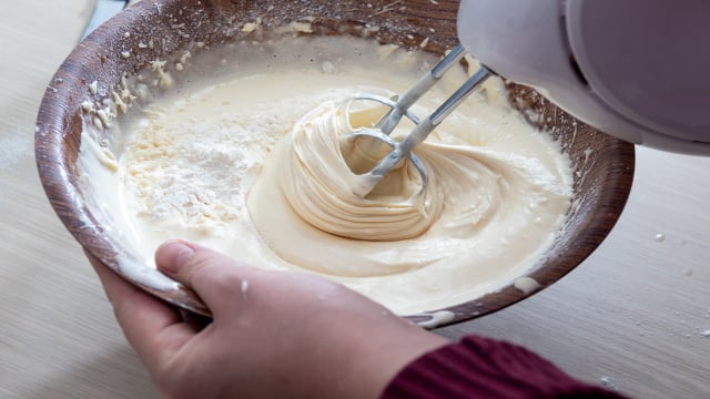 Como fazer um bolo de pão de ló leve e fofo em casa sem que ele desmorone todo? TudoGostoso ensina os truques!