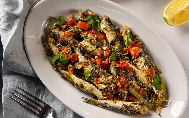 Sardinha na panela de pressão fica mais gostosa que a versão em lata e é perfeita para um almoço rápido e nutritivo!