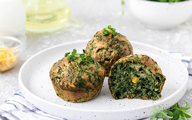 Nem farinha, nem fritura: passo a passo para fazer bolinhos de espinafre com 4 ingredientes de uma forma mais saudável