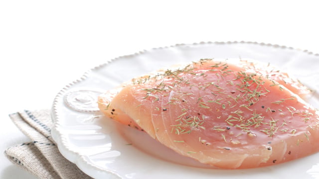 Uma marinada bem montada resolve a carne dura sem complicar a rotina. (Foto: Shutterstock)