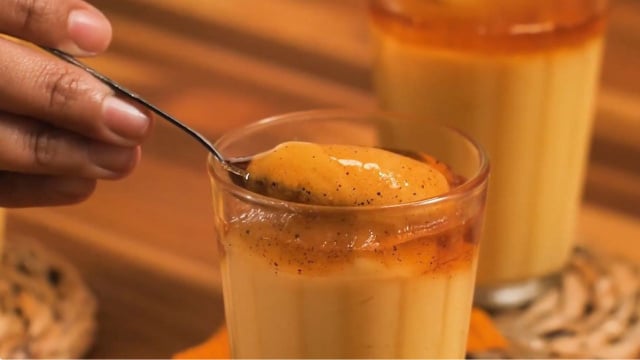 Eu troquei a canela por calda de caramelo na receita de curau e comi a melhor sobremesa de milho da vida!