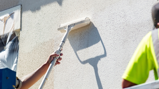 Chega de muros manchados: pintura com cal ajuda a proteger paredes de concreto e reduzir marcas de umidade