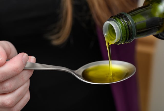 Azeite extravirgem precisa cumprir critérios específicos de qualidade, incluindo parâmetros de acidez e avaliação sensorial.(créditos: Shutterstock)