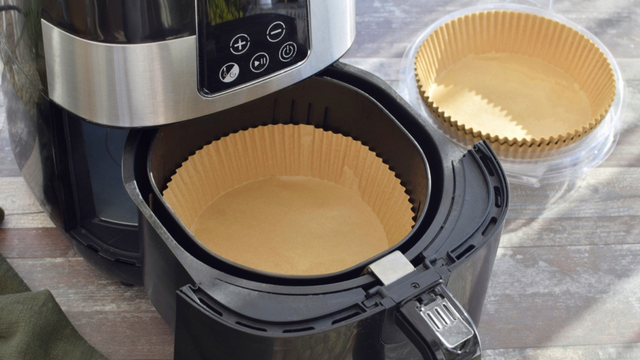 Sou especialista em air fryer e garanto: “O papel manteiga não é uma dádiva de Deus para o cozimento, é melhor evitá-lo”.