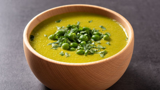 Eu aposto que você nunca fez uma sopa de ervilha simples e rápida tão gostosa quanto essa