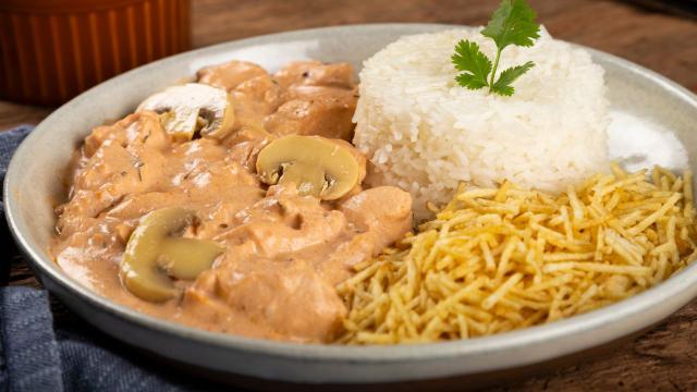 Strogonoff vapt-vupt para um almoço de Carnaval prático: receita é rápida, fácil e muito gostosa, qualquer um consegue fazer!