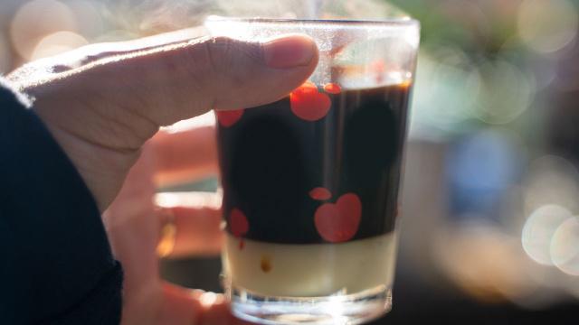Adeus, cappuccino: café com leite condensado é a nova tendência doce e cremosa irresistível no frio (veja receitas!)