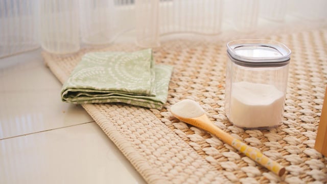 O bicarbonato pode ajudar a remover a sujeira nos trilhos da janela, além de contribuir para o controle de umidade e odores (Créditos: Shutterstock)