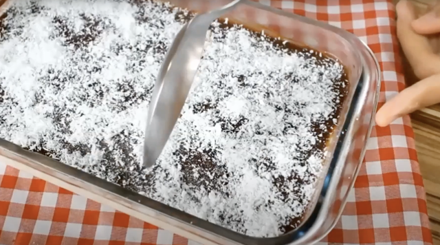 A sobremesa de travessa que a minha mãe fazia aos domingos e agora todo mundo me pede a receita